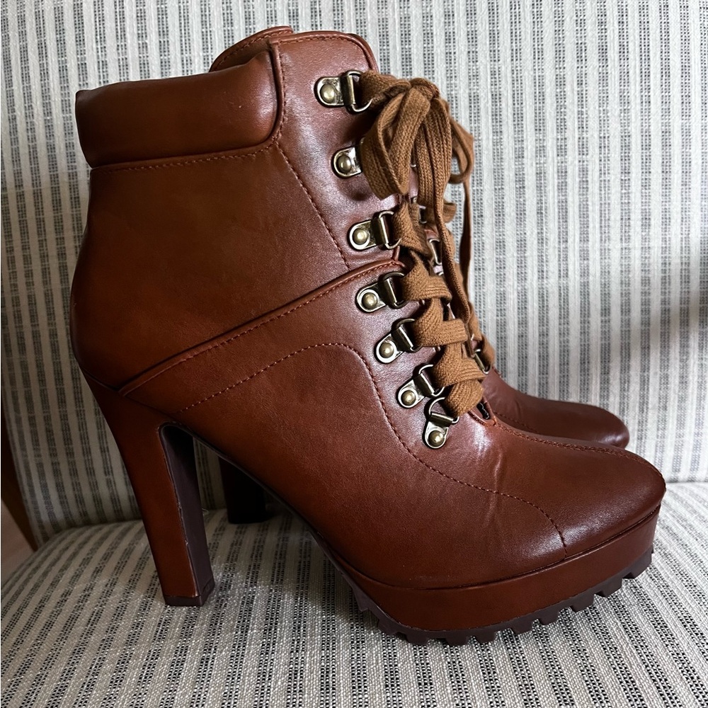 NWOB Shoe Dazzle Brown Heeled Ankle Booties, 9